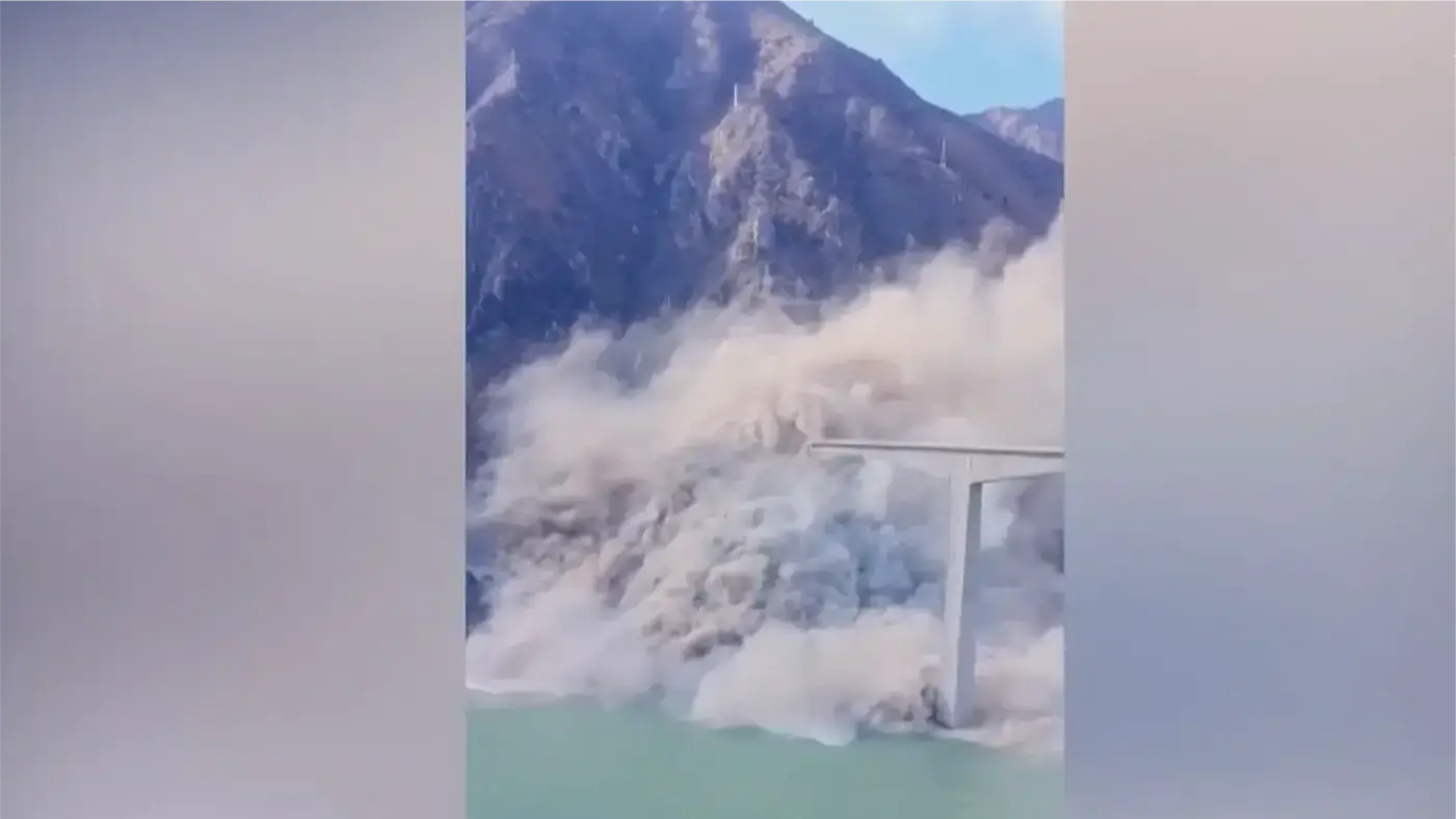 Trung Quốc: Cầu mới khánh thành bất ngờ đổ sập một phần